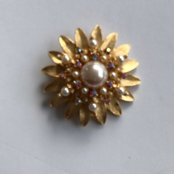 Starburst Floral Brooch/Pin Pearls/Rhinestone Gold finish costume Vintage 2" - Picture 4 of 16